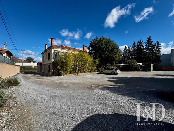 Tètement immobilier comprenant 3 locaux commerciaux