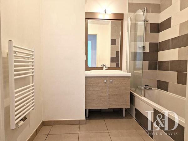 BORDEAUX CHARTRONS - Appartement 3 pièces de 75 m² avec parking