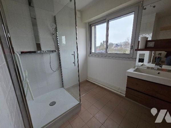 YVETOT, appartement de 79.65 m² au 2ème étage avec ascenseur,  2 chambres, 1 garage individuel.