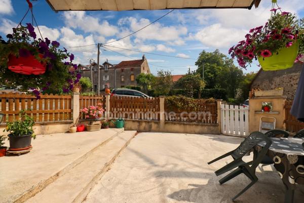 Maison de Village de 142 m² - 6 pièces - 4 chambres - Grange / Gararge - sur parcelles de 1935 m² - MAGNAC LAVAL (87190)