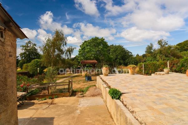 Maison de Village de 142 m² - 6 pièces - 4 chambres - Grange / Gararge - sur parcelles de 1935 m² - MAGNAC LAVAL (87190)