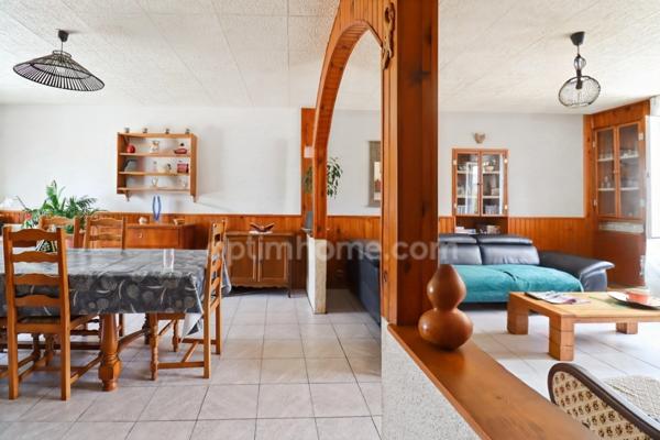 Maison de Village de 142 m² - 6 pièces - 4 chambres - Grange / Gararge - sur parcelles de 1935 m² - MAGNAC LAVAL (87190)