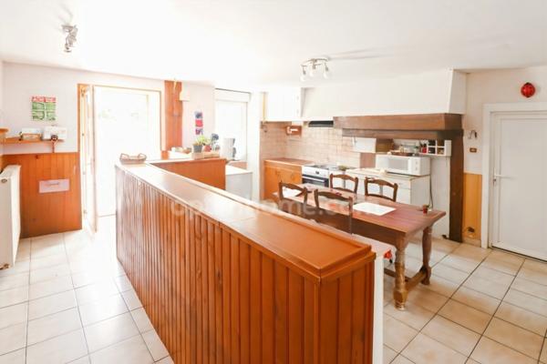 Maison de Village de 142 m² - 6 pièces - 4 chambres - Grange / Gararge - sur parcelles de 1935 m² - MAGNAC LAVAL (87190)