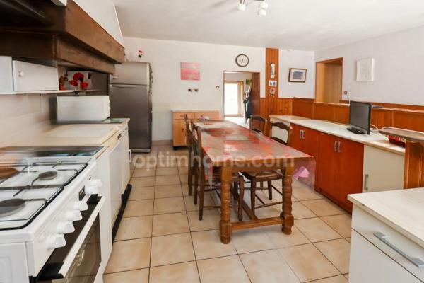 Maison de Village de 142 m² - 6 pièces - 4 chambres - Grange / Gararge - sur parcelles de 1935 m² - MAGNAC LAVAL (87190)