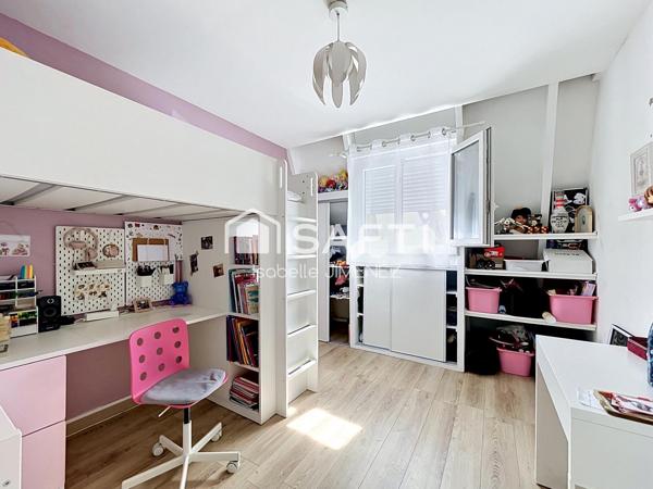 100 m2 , 4 chambres, 2 salle de douches, garage, terrasse, jardin