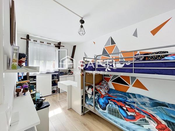 100 m2 , 4 chambres, 2 salle de douches, garage, terrasse, jardin