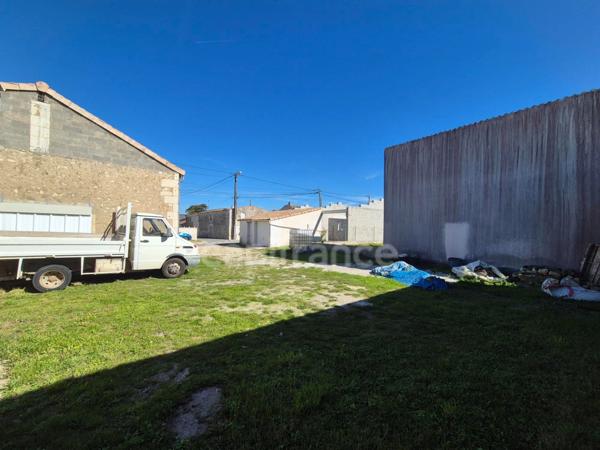 Hangars/Garages à vendre MEURSAC (17)