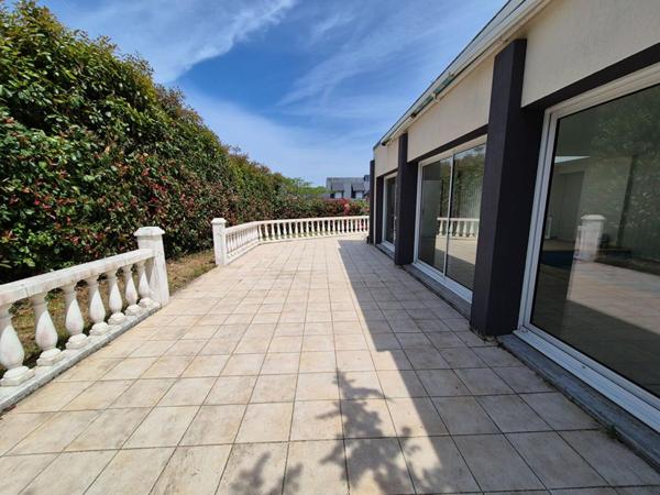 TRES BELLE MAISON ARCHITECTURALE de 180 m2 - 7 pièces-  dans le Morbihan (10 min de Lorient - 5 min de Lanester)