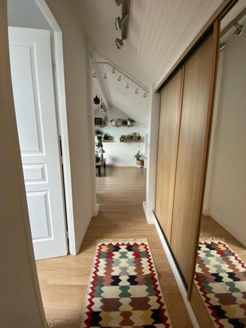 Duplex sans vis-à-vis au coeur des Puces