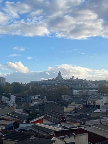 Duplex sans vis-à-vis au coeur des Puces