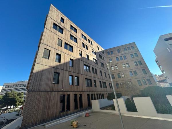 Bureaux PMR dans immeuble récent à louer - Terrasse en rooftop - 13003 Marseille