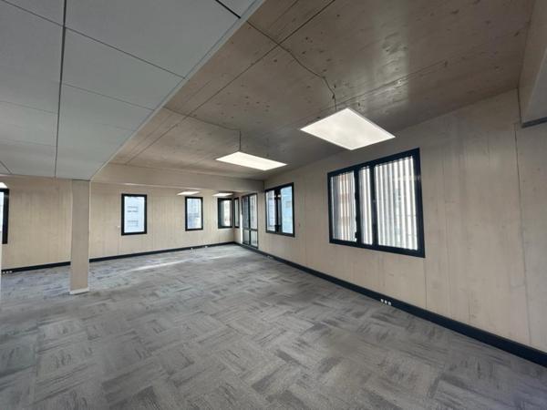 Bureaux PMR dans immeuble récent à louer - Terrasse en rooftop - 13003 Marseille