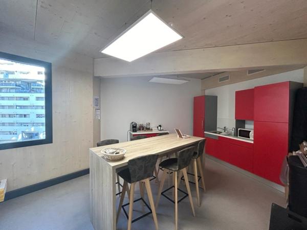 Bureaux PMR dans immeuble récent à louer - Terrasse en rooftop - 13003 Marseille