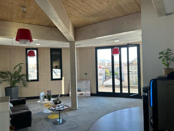 Bureaux PMR dans immeuble récent à louer - Terrasse en rooftop - 13003 Marseille