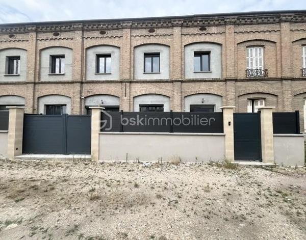 Avec une superficie habitable de 119 m², un  chauffage au sol économique, cette maison de 4 pièces dispose également d'une superbe terrasse et d'un espace parking privatif, Bien que  mitoyenne, elle promet un cadre de vie privilégié.  

L'intérieur propose un agencement harmonieux et fonctionnel, offrant un  séjour lumineux  avec un accès direct sur la terrasse  grace une baie vitrée en PVC et volets roulants électrique en ALU et la cuisine aménagée. L'étage dessert 3 chambres dont une suite parentale , salle de bain et salle de douche , WC .
Aucune rénovation à prévoir, vous pouvez emménager et profiter immédiatement de la maison.

Proximité des commodités, transports, et accès aisé aux principales artères de la ville.
Les ++++++

Secteur recherché proche de toutes commodités
Classe énergétique A 
Aucun travaux à prévoir
Volets roulants électrique en ALU 

Pour ton renseignements complémentaires contactez Maryline WAECHTER au 07 84 56 20 94