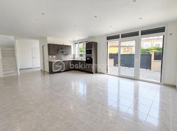 Avec une superficie habitable de 119 m², un  chauffage au sol économique, cette maison de 4 pièces dispose également d'une superbe terrasse et d'un espace parking privatif, Bien que  mitoyenne, elle promet un cadre de vie privilégié.  

L'intérieur propose un agencement harmonieux et fonctionnel, offrant un  séjour lumineux  avec un accès direct sur la terrasse  grace une baie vitrée en PVC et volets roulants électrique en ALU et la cuisine aménagée. L'étage dessert 3 chambres dont une suite parentale , salle de bain et salle de douche , WC .
Aucune rénovation à prévoir, vous pouvez emménager et profiter immédiatement de la maison.

Proximité des commodités, transports, et accès aisé aux principales artères de la ville.
Les ++++++

Secteur recherché proche de toutes commodités
Classe énergétique A 
Aucun travaux à prévoir
Volets roulants électrique en ALU 

Pour ton renseignements complémentaires contactez Maryline WAECHTER au 07 84 56 20 94