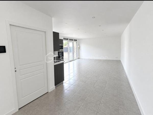 Avec une superficie habitable de 119 m², un  chauffage au sol économique, cette maison de 4 pièces dispose également d'une superbe terrasse et d'un espace parking privatif, Bien que  mitoyenne, elle promet un cadre de vie privilégié.  

L'intérieur propose un agencement harmonieux et fonctionnel, offrant un  séjour lumineux  avec un accès direct sur la terrasse  grace une baie vitrée en PVC et volets roulants électrique en ALU et la cuisine aménagée. L'étage dessert 3 chambres dont une suite parentale , salle de bain et salle de douche , WC .
Aucune rénovation à prévoir, vous pouvez emménager et profiter immédiatement de la maison.

Proximité des commodités, transports, et accès aisé aux principales artères de la ville.
Les ++++++

Secteur recherché proche de toutes commodités
Classe énergétique A 
Aucun travaux à prévoir
Volets roulants électrique en ALU 

Pour ton renseignements complémentaires contactez Maryline WAECHTER au 07 84 56 20 94