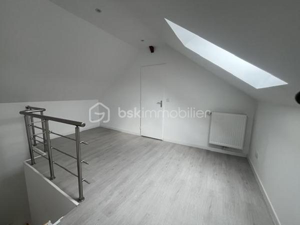 Avec une superficie habitable de 119 m², un  chauffage au sol économique, cette maison de 4 pièces dispose également d'une superbe terrasse et d'un espace parking privatif, Bien que  mitoyenne, elle promet un cadre de vie privilégié.  

L'intérieur propose un agencement harmonieux et fonctionnel, offrant un  séjour lumineux  avec un accès direct sur la terrasse  grace une baie vitrée en PVC et volets roulants électrique en ALU et la cuisine aménagée. L'étage dessert 3 chambres dont une suite parentale , salle de bain et salle de douche , WC .
Aucune rénovation à prévoir, vous pouvez emménager et profiter immédiatement de la maison.

Proximité des commodités, transports, et accès aisé aux principales artères de la ville.
Les ++++++

Secteur recherché proche de toutes commodités
Classe énergétique A 
Aucun travaux à prévoir
Volets roulants électrique en ALU 

Pour ton renseignements complémentaires contactez Maryline WAECHTER au 07 84 56 20 94