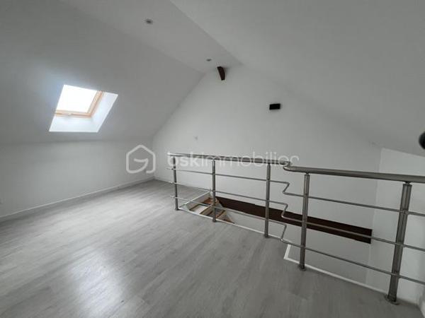 Avec une superficie habitable de 119 m², un  chauffage au sol économique, cette maison de 4 pièces dispose également d'une superbe terrasse et d'un espace parking privatif, Bien que  mitoyenne, elle promet un cadre de vie privilégié.  

L'intérieur propose un agencement harmonieux et fonctionnel, offrant un  séjour lumineux  avec un accès direct sur la terrasse  grace une baie vitrée en PVC et volets roulants électrique en ALU et la cuisine aménagée. L'étage dessert 3 chambres dont une suite parentale , salle de bain et salle de douche , WC .
Aucune rénovation à prévoir, vous pouvez emménager et profiter immédiatement de la maison.

Proximité des commodités, transports, et accès aisé aux principales artères de la ville.
Les ++++++

Secteur recherché proche de toutes commodités
Classe énergétique A 
Aucun travaux à prévoir
Volets roulants électrique en ALU 

Pour ton renseignements complémentaires contactez Maryline WAECHTER au 07 84 56 20 94
