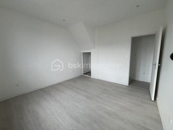 Avec une superficie habitable de 119 m², un  chauffage au sol économique, cette maison de 4 pièces dispose également d'une superbe terrasse et d'un espace parking privatif, Bien que  mitoyenne, elle promet un cadre de vie privilégié.  

L'intérieur propose un agencement harmonieux et fonctionnel, offrant un  séjour lumineux  avec un accès direct sur la terrasse  grace une baie vitrée en PVC et volets roulants électrique en ALU et la cuisine aménagée. L'étage dessert 3 chambres dont une suite parentale , salle de bain et salle de douche , WC .
Aucune rénovation à prévoir, vous pouvez emménager et profiter immédiatement de la maison.

Proximité des commodités, transports, et accès aisé aux principales artères de la ville.
Les ++++++

Secteur recherché proche de toutes commodités
Classe énergétique A 
Aucun travaux à prévoir
Volets roulants électrique en ALU 

Pour ton renseignements complémentaires contactez Maryline WAECHTER au 07 84 56 20 94