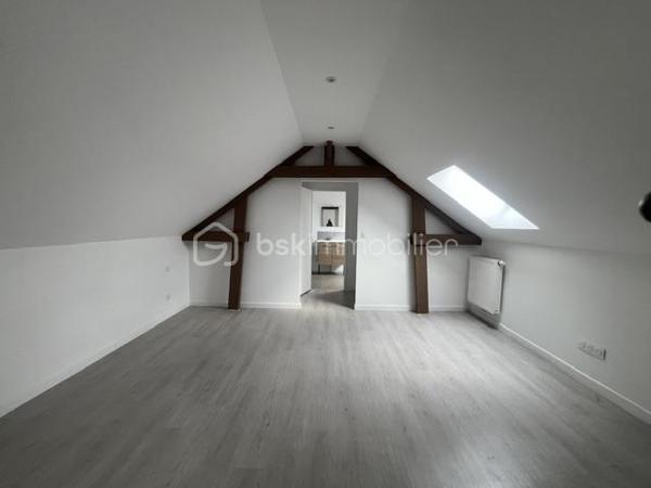 Avec une superficie habitable de 119 m², un  chauffage au sol économique, cette maison de 4 pièces dispose également d'une superbe terrasse et d'un espace parking privatif, Bien que  mitoyenne, elle promet un cadre de vie privilégié.  

L'intérieur propose un agencement harmonieux et fonctionnel, offrant un  séjour lumineux  avec un accès direct sur la terrasse  grace une baie vitrée en PVC et volets roulants électrique en ALU et la cuisine aménagée. L'étage dessert 3 chambres dont une suite parentale , salle de bain et salle de douche , WC .
Aucune rénovation à prévoir, vous pouvez emménager et profiter immédiatement de la maison.

Proximité des commodités, transports, et accès aisé aux principales artères de la ville.
Les ++++++

Secteur recherché proche de toutes commodités
Classe énergétique A 
Aucun travaux à prévoir
Volets roulants électrique en ALU 

Pour ton renseignements complémentaires contactez Maryline WAECHTER au 07 84 56 20 94