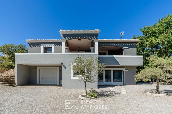 Villa moderne lumineuse avec terrasse dans un cadre paisible