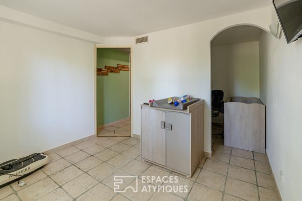 Villa moderne lumineuse avec terrasse dans un cadre paisible