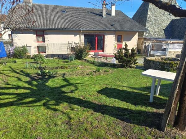 MAISON EN PIERRES  4 CHAMBRES JARDIN  DEPENDANCE DANS VILLAGE TOURISTIQUE