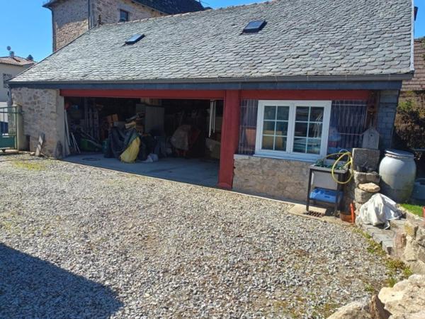 MAISON EN PIERRES  4 CHAMBRES JARDIN  DEPENDANCE DANS VILLAGE TOURISTIQUE