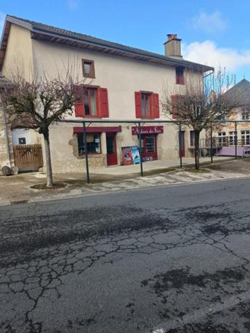 MAISON EN PIERRES  4 CHAMBRES JARDIN  DEPENDANCE DANS VILLAGE TOURISTIQUE