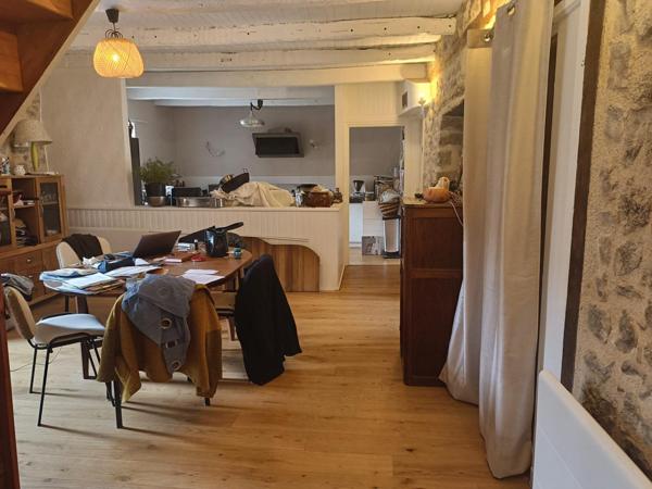 MAISON EN PIERRES  4 CHAMBRES JARDIN  DEPENDANCE DANS VILLAGE TOURISTIQUE