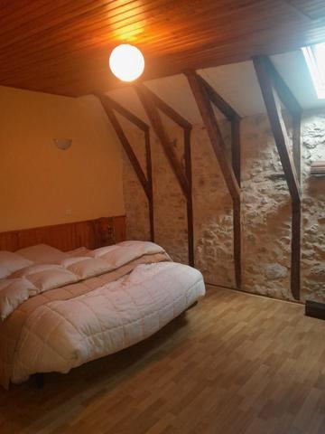 MAISON EN PIERRES  4 CHAMBRES JARDIN  DEPENDANCE DANS VILLAGE TOURISTIQUE