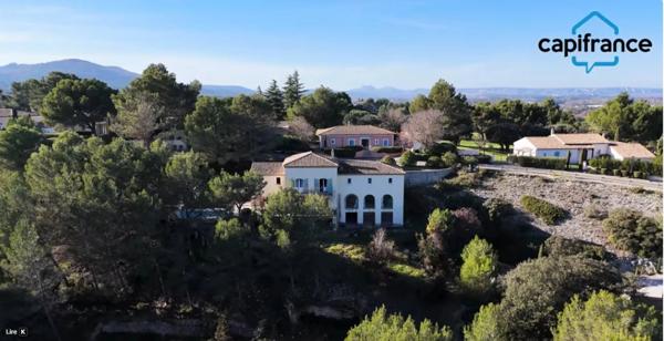 Domaine et Golf de Pont Royal, belle propriété de 290 m2 établie sur un terrain de 2600 m2, cinq chambres, un bureau, piscine, pool house, triple garage