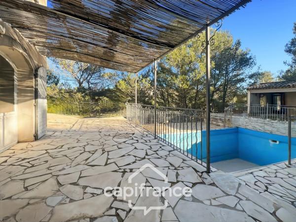 Domaine et Golf de Pont Royal, belle propriété de 290 m2 établie sur un terrain de 2600 m2, cinq chambres, un bureau, piscine, pool house, triple garage