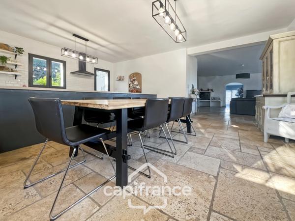 Domaine et Golf de Pont Royal, belle propriété de 290 m2 établie sur un terrain de 2600 m2, cinq chambres, un bureau, piscine, pool house, triple garage