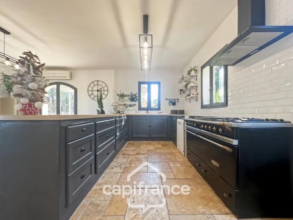 Domaine et Golf de Pont Royal, belle propriété de 290 m2 établie sur un terrain de 2600 m2, cinq chambres, un bureau, piscine, pool house, triple garage