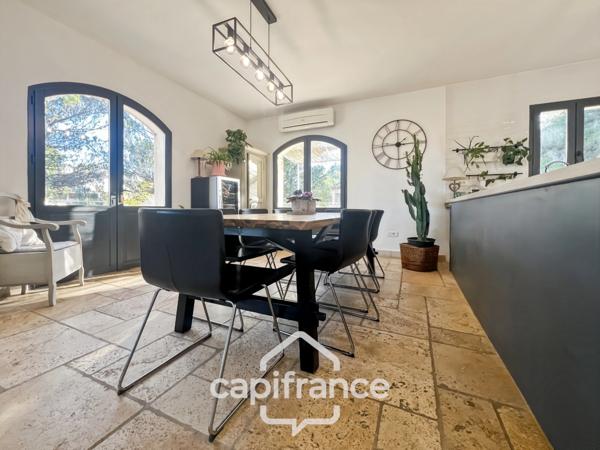 Domaine et Golf de Pont Royal, belle propriété de 290 m2 établie sur un terrain de 2600 m2, cinq chambres, un bureau, piscine, pool house, triple garage