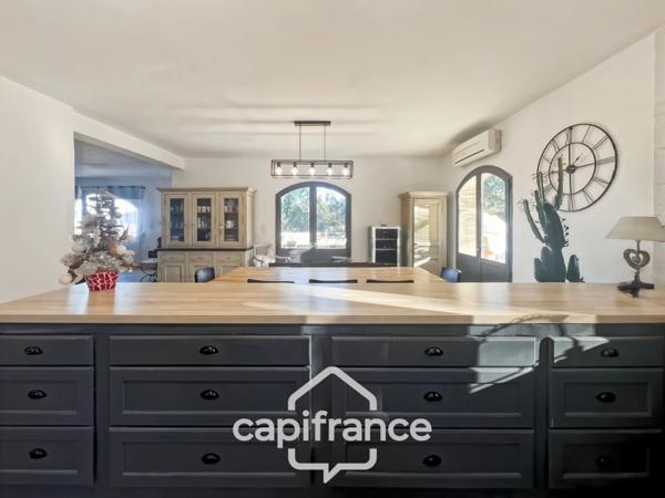 Domaine et Golf de Pont Royal, belle propriété de 290 m2 établie sur un terrain de 2600 m2, cinq chambres, un bureau, piscine, pool house, triple garage