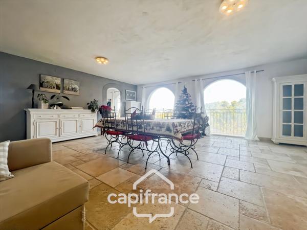 Domaine et Golf de Pont Royal, belle propriété de 290 m2 établie sur un terrain de 2600 m2, cinq chambres, un bureau, piscine, pool house, triple garage