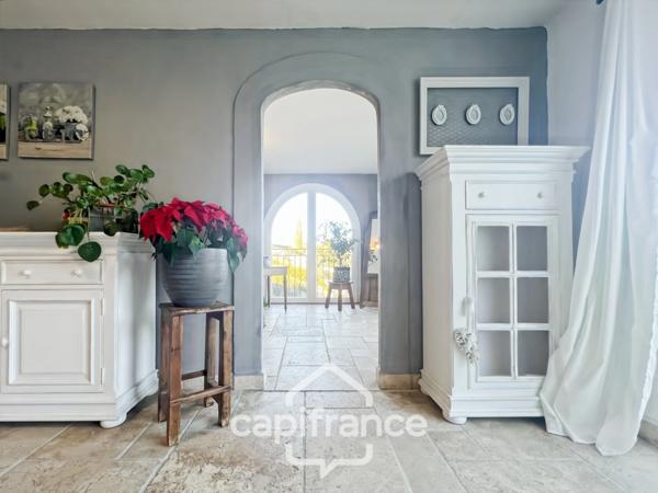 Domaine et Golf de Pont Royal, belle propriété de 290 m2 établie sur un terrain de 2600 m2, cinq chambres, un bureau, piscine, pool house, triple garage