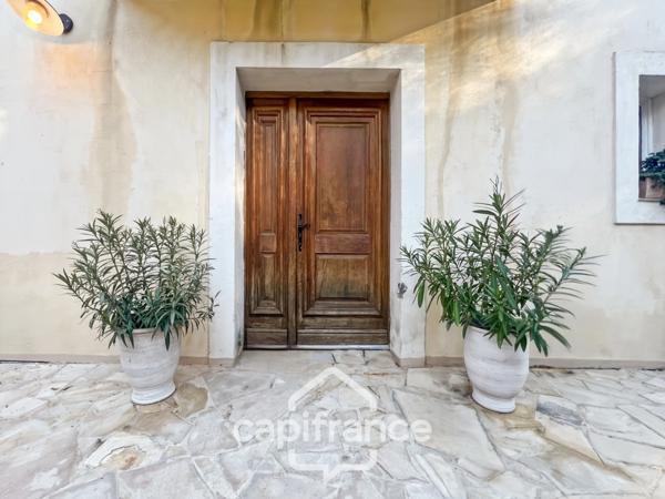 Domaine et Golf de Pont Royal, belle propriété de 290 m2 établie sur un terrain de 2600 m2, cinq chambres, un bureau, piscine, pool house, triple garage