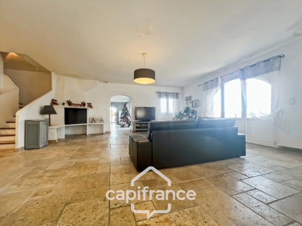 Domaine et Golf de Pont Royal, belle propriété de 290 m2 établie sur un terrain de 2600 m2, cinq chambres, un bureau, piscine, pool house, triple garage