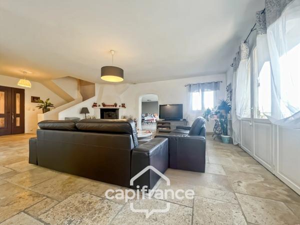 Domaine et Golf de Pont Royal, belle propriété de 290 m2 établie sur un terrain de 2600 m2, cinq chambres, un bureau, piscine, pool house, triple garage