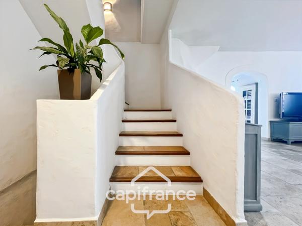 Domaine et Golf de Pont Royal, belle propriété de 290 m2 établie sur un terrain de 2600 m2, cinq chambres, un bureau, piscine, pool house, triple garage