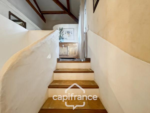 Domaine et Golf de Pont Royal, belle propriété de 290 m2 établie sur un terrain de 2600 m2, cinq chambres, un bureau, piscine, pool house, triple garage