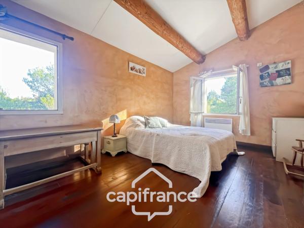 Domaine et Golf de Pont Royal, belle propriété de 290 m2 établie sur un terrain de 2600 m2, cinq chambres, un bureau, piscine, pool house, triple garage