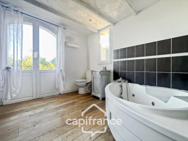 Domaine et Golf de Pont Royal, belle propriété de 290 m2 établie sur un terrain de 2600 m2, cinq chambres, un bureau, piscine, pool house, triple garage