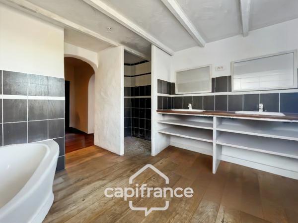 Domaine et Golf de Pont Royal, belle propriété de 290 m2 établie sur un terrain de 2600 m2, cinq chambres, un bureau, piscine, pool house, triple garage