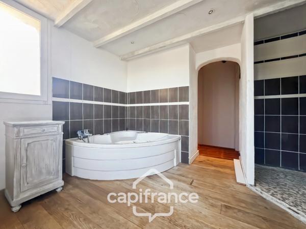 Domaine et Golf de Pont Royal, belle propriété de 290 m2 établie sur un terrain de 2600 m2, cinq chambres, un bureau, piscine, pool house, triple garage