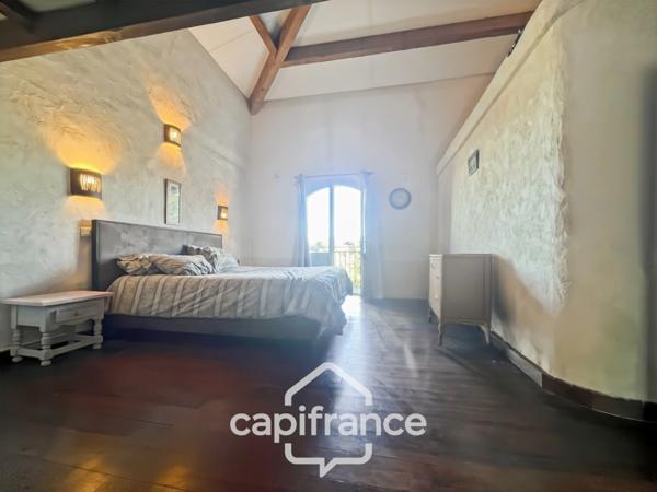 Domaine et Golf de Pont Royal, belle propriété de 290 m2 établie sur un terrain de 2600 m2, cinq chambres, un bureau, piscine, pool house, triple garage